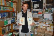 Александр Волощук со своими книгами, созданными после путешествий