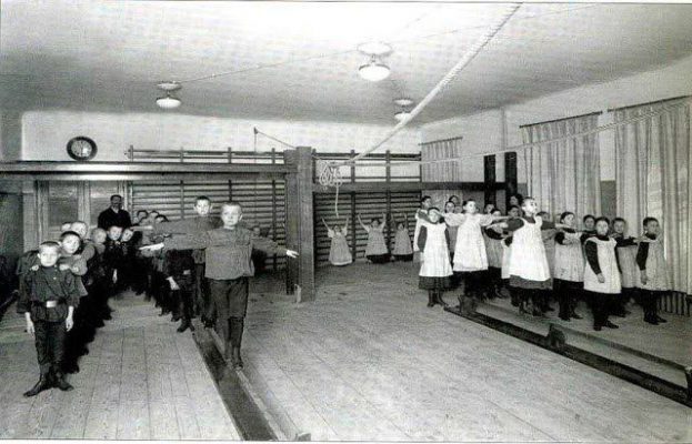 Воспитанники занимаются гимнастикой в спортивном зале Дома призрения и ремесленного образования бедных детей в С.-Петербурге. Начало 1900-х гг.