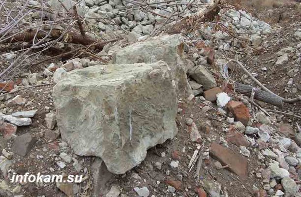 Пиленый камень на останках старинного разрушенного здания в Камышине