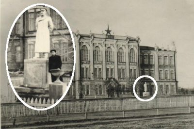 Памятник И. В. Сталину в Камышине около школы № 1 (сегодня школа № 4)