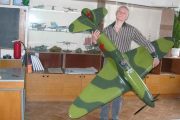 П.В. Сулимов с созданным им "маресьевским" самолетом (подарен Центру патриотического воспитания)