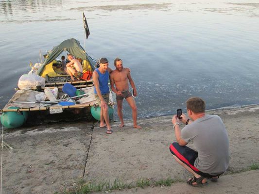 Плот Алексея Цыбаева и Александра Гулюгина на речке Камышинке  (фото Пётр Баранов)