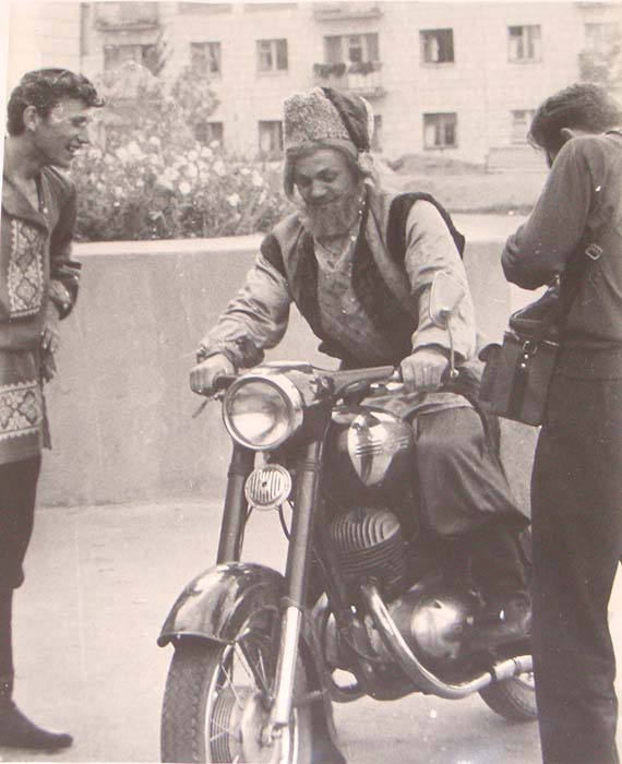 Степан Разин на мотоцикле. 1968 год. Фото Юрия Кучеренко