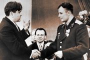 Два Героя Советского Союза Алексей Маресьев и Юрий Гагарин