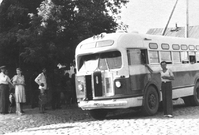 Автобусы старые дороги. Старые автобусы. Старые автобусы в Киеве. Старые довоенные автобусы. Сибай старый автобус.