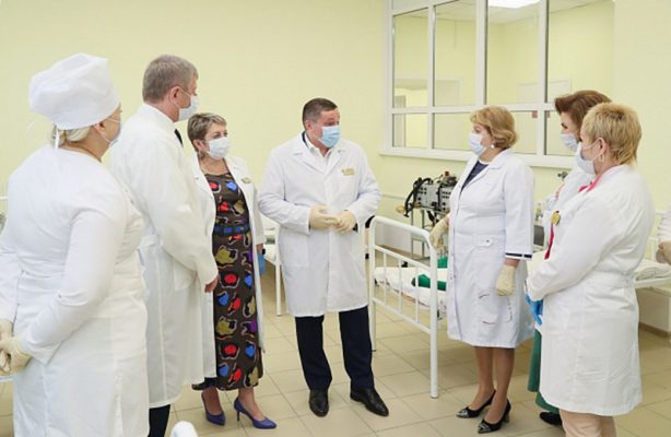 Посещение госпиталя (пресс-служба администрации Волгоградской области)