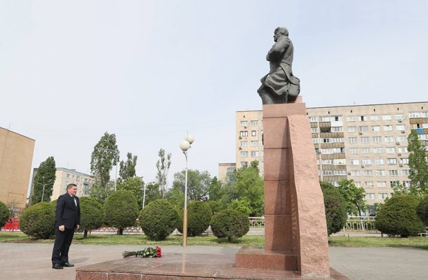 Андрей Бочаров у памятника А.П. Маресьеву (пресс-служба областной администрации)