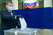 Губернатор Андрей Бочаров на участке для голосования (пресс-служба администрации Волгоградской области)