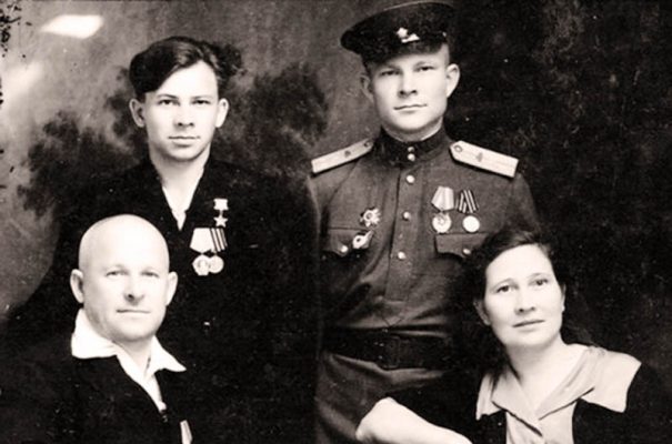 Семья Липкиных. Сидят: Николай Павлович и Татьяна Гаврииловна; стоят: Герман и Юрий. г. Камышин. 1946 год.