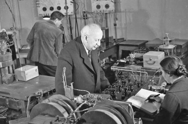 А.Ф. Иоффе с сотрудниками в лаборатории Института полупроводников. Примерно 1959 год.