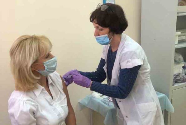 Глава Петрова Вала сделала прививку от COVID-19 (группа https://vk.com/id628147313)