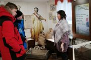 Первая экскурсия в новом музее (пресс-служба администрации Волгоградской области)