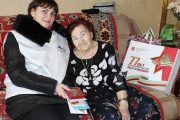 Зоя Яковлевна Склокина принимает поздравления от волонтеров Победы