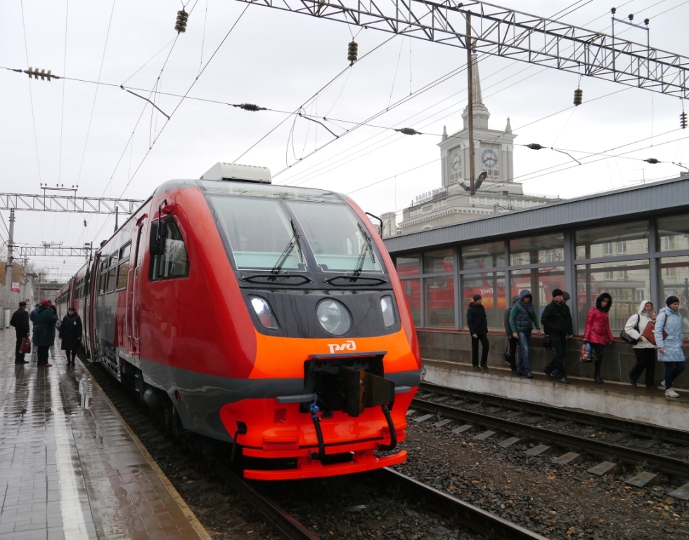 Электрички волжский волгоград 1. Электропоезд Пригородный Волгоград. Электричка Волгоград Петров вал. Волгоград 1 Волгоград электричка. Пригородный вокзал Волгоград-1.