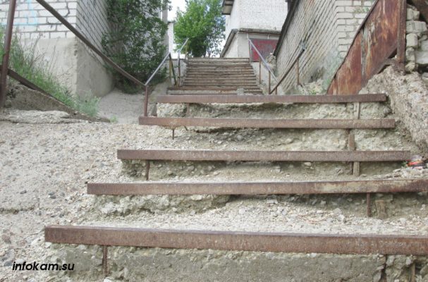 Камышин. Состояние лестницы на улице Леонова (26 мая 2021 года)