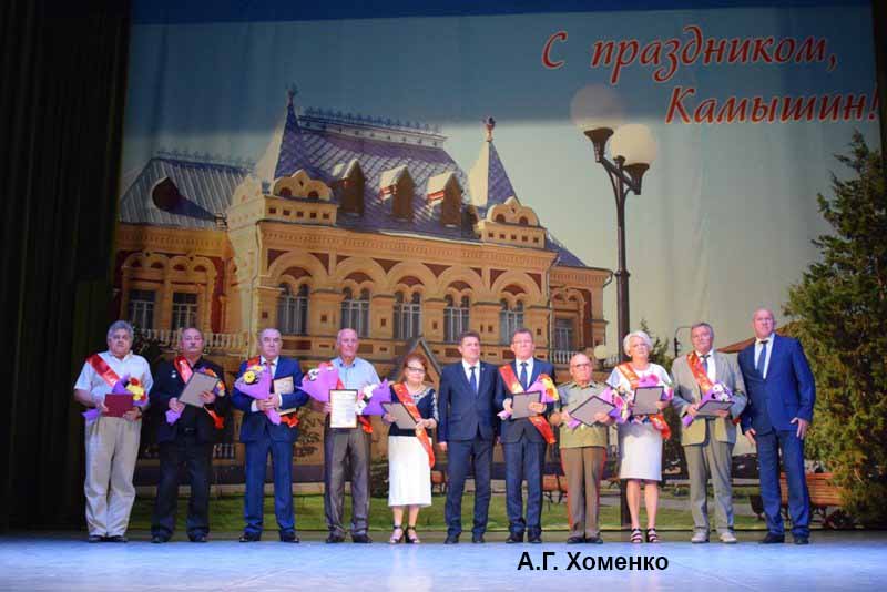 Награждение Почетным знаком «За заслуги перед городом Камышином!» (2018 год, генерал-майор в отставке, председатель Совета ветеранов и выпускников Камышинского военного училища Андрей Хоменко)