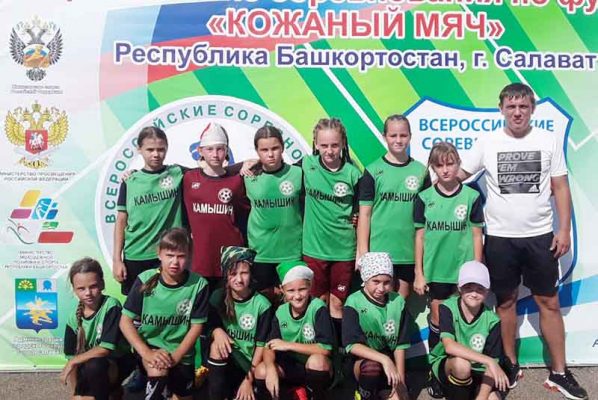 Команда из Камышина вместе с тренером Никитой Демченко