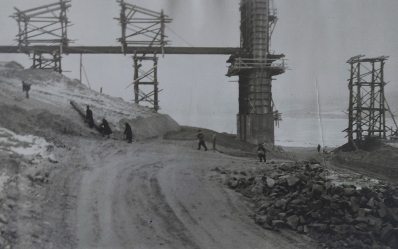 Строительство опоры железобетонного моста у правого берега Камышинки 1957