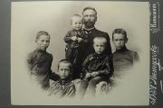 Отец и пятеро сыновей. Камышин, нач. ХХ в. Фотограф В.А. Петухов
