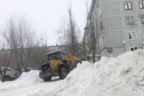 Расчистка от снега тяжелой техникой (пресс-служба администрации города)