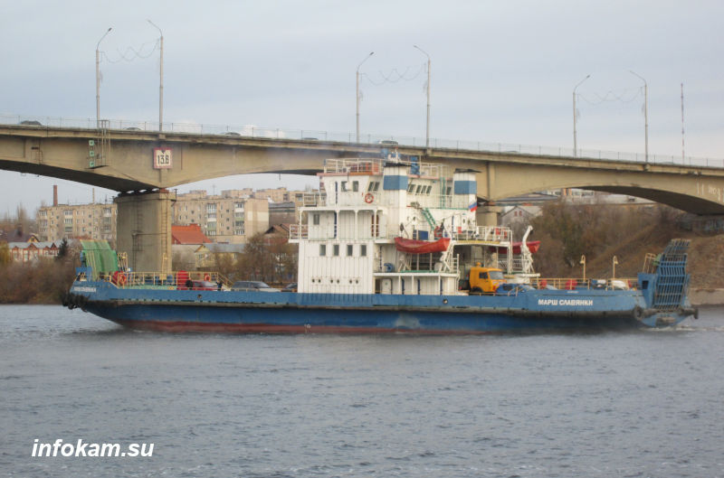 Паром работает через волгу