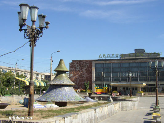 Камышин. Площадь перед ДК «Текстильщик» в 2002 году