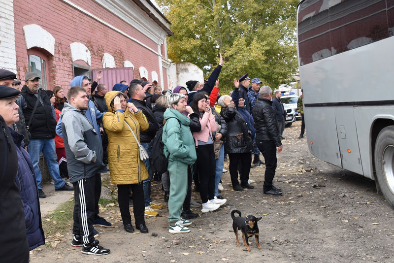 Родственники мобилизованных. Мобилизация Урюпинск. Провожают мобилизованных. Мобилизационный пункт. Фото мобилизованных.