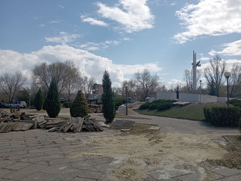 В Камышине начат ремонт памятника в парке Победы