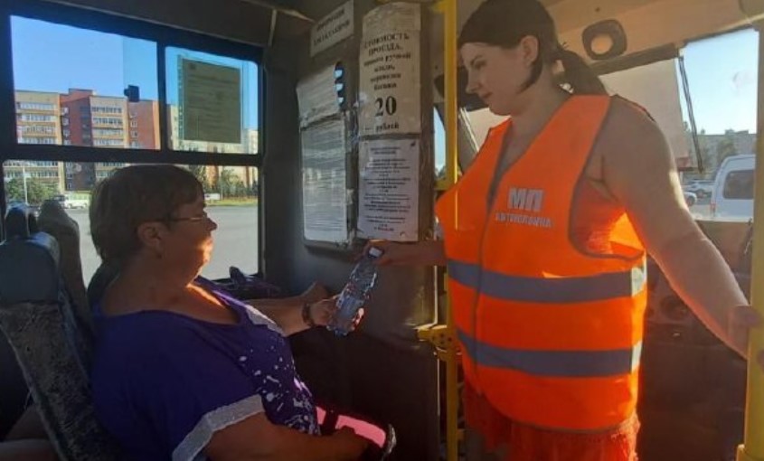Раздача воды в автобусах Камышина 
