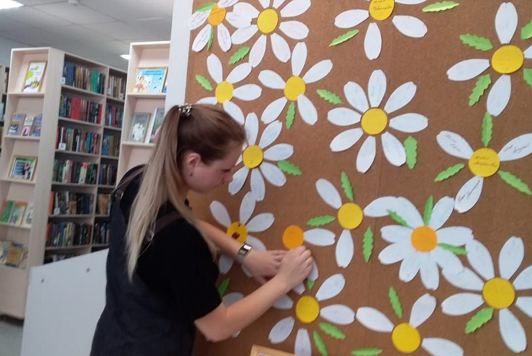 В библиотеке Камышина проходит интерактивная акция «Ромашковая Русь»