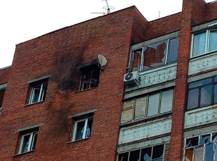Беспилотник врезался в жилой дом Курска